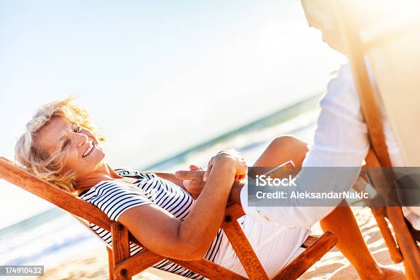 Senior Paar Entspannung Am Strand Stockfoto und mehr Bilder von 60-69 Jahre - 60-69 Jahre, Aktiver Senior, Alt