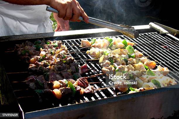 Asar Kabobs Foto de stock y más banco de imágenes de Alimento - Alimento, Lanzar - Actividad física, Parrillera