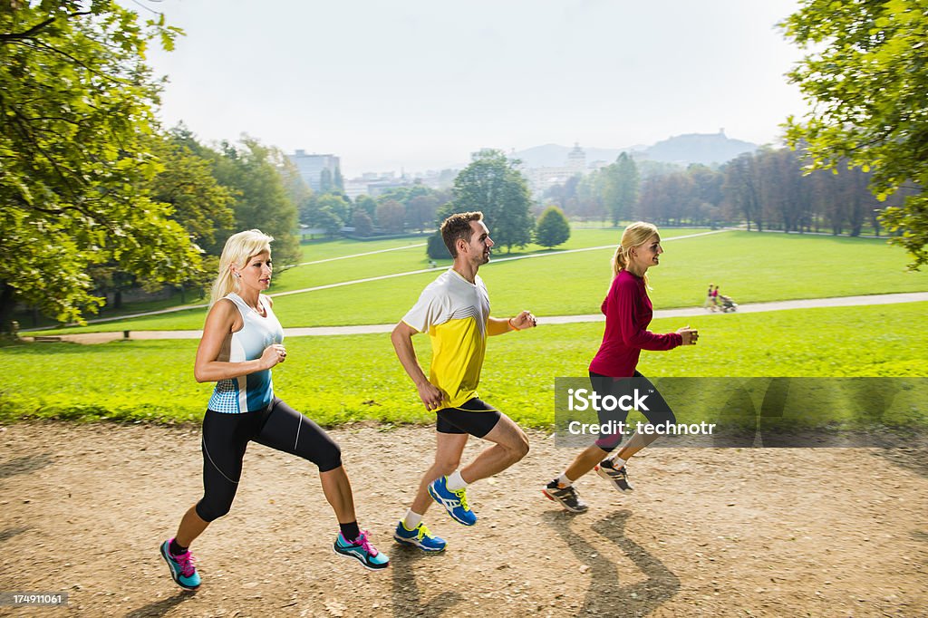 Drei Sportler Joggen im park - Lizenzfrei 20-24 Jahre Stock-Foto