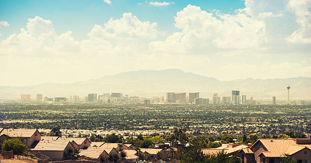 skyline di las vegas valley - stratosphere foto e immagini stock