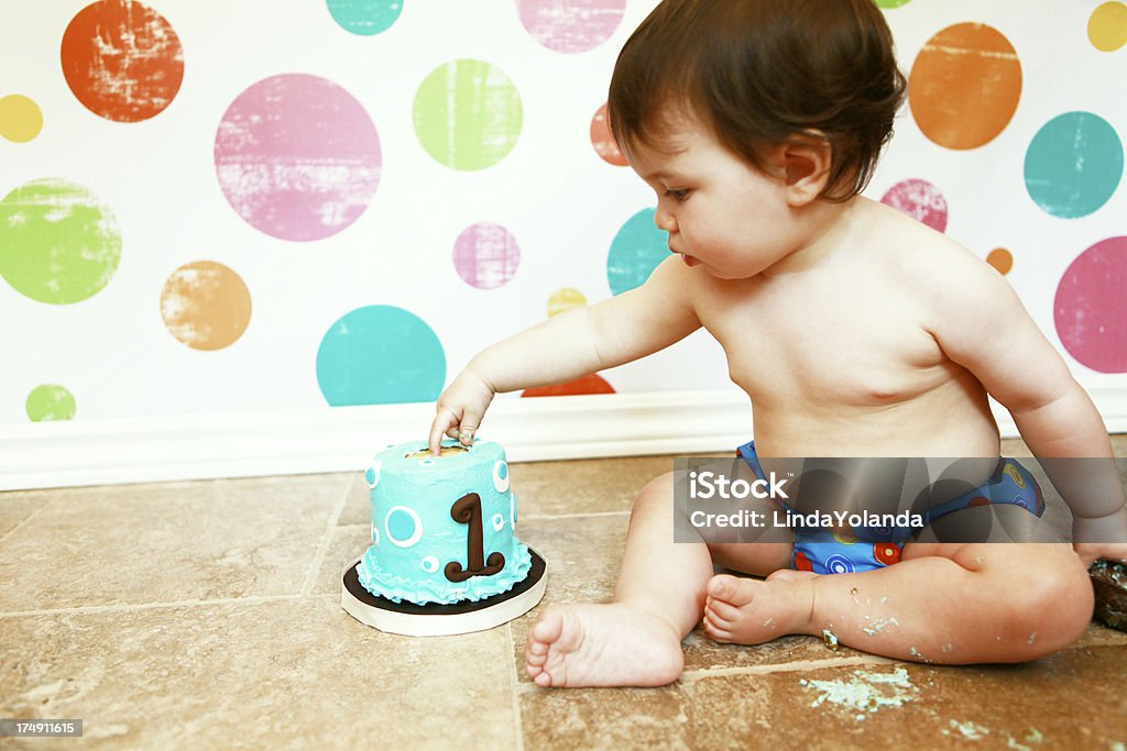 Niemowlę chłopiec z pierwszy Tort urodzinowy - Zbiór zdjęć royalty-free (1-sze urodziny)
