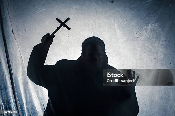 Silueta Religiosa Foto de stock y más banco de imágenes de Sacerdote - Sacerdote, Silueta, Enfermedad mental