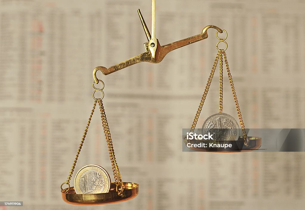 為替レートスケールの前で株式市場データ - ユーロ硬貨のロイヤリティフリーストックフォト