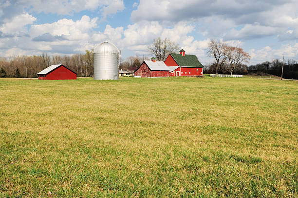 istock Red Barn Silo and Pasture on Indiana Farm in Winter 174912102