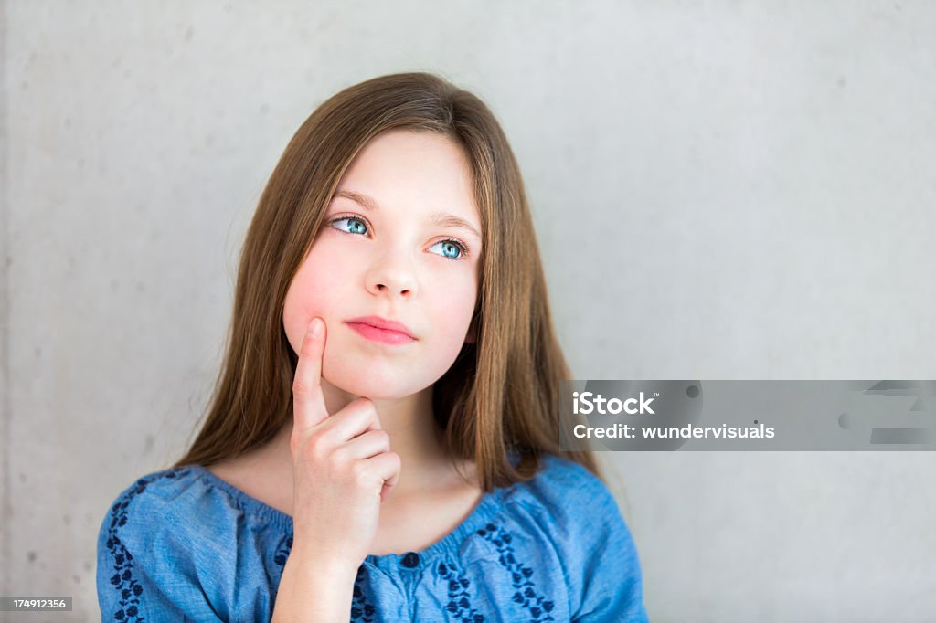 Pensare ragazza guardando al lato - Foto stock royalty-free di 10-11 anni