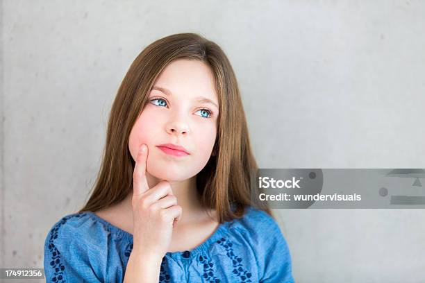Pensando Menina Olhar Para O Lado - Fotografias de stock e mais imagens de 10-11 Anos - 10-11 Anos, Antecipação, Beleza