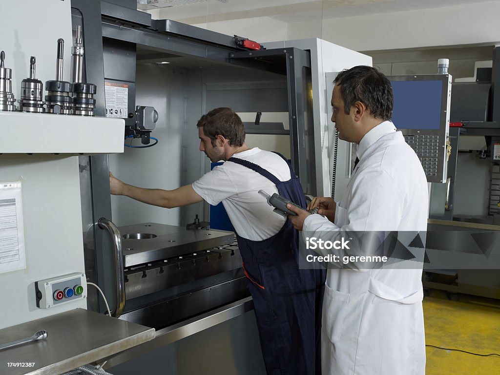 Máquina CNC Torno Mecânico (Computador de comando numérico) - Royalty-free Adulto Foto de stock