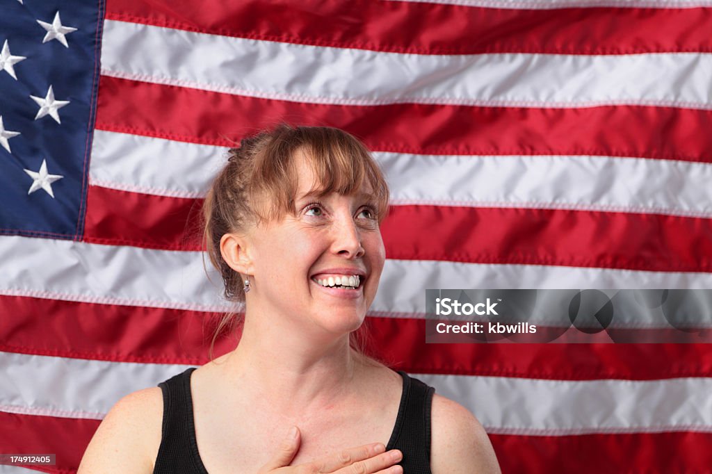 ハッピー愛国心ミリタリー妻の前に、アメリカの旗 - 1人のロイヤリティフリーストックフォト