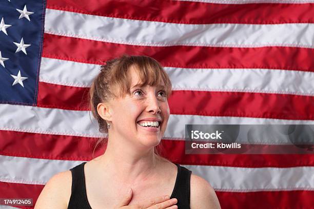 ハッピー愛国心ミリタリー妻の前にアメリカの旗 - 1人のストックフォトや画像を多数ご用意 - 1人, 30代, 30代の女性