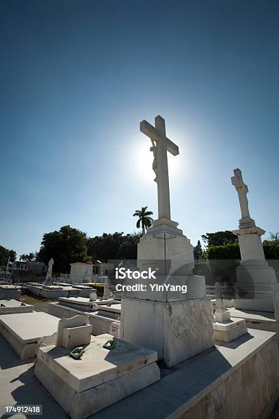 Crocifisso Cimitero Headstone In Christian - Fotografie stock e altre immagini di A forma di croce - A forma di croce, America Latina, Capitali internazionali