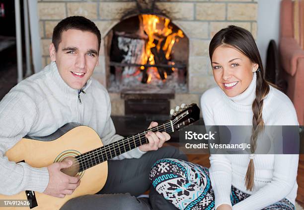 Romantische Paar Stockfoto und mehr Bilder von 20-24 Jahre - 20-24 Jahre, Akustikgitarre, Attraktive Frau