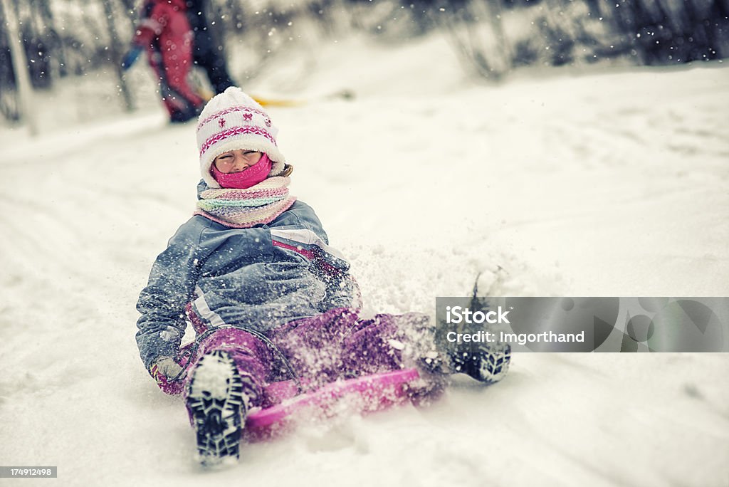 Petite fille de la luge dans la neige - Photo de 4-5 ans libre de droits