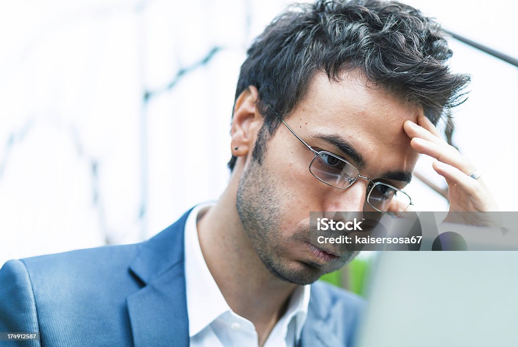 Annoiato e stanco frustrato Uomo d'affari con computer portatile - Foto stock royalty-free di Tecnofobo