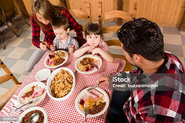 ビッグシュガー小屋での昼食 - ケベック州のストックフォトや画像を多数ご用意 - ケベック州, 平豆, 息子