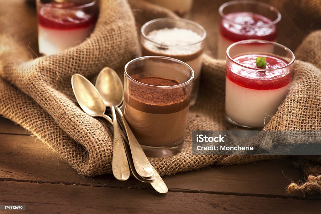 Himbeer-Creme-Schokoladen-Karamell-Parfaits - Lizenzfrei Beere - Obst Stock-Foto
