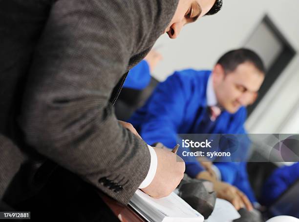 En La Reunión Foto de stock y más banco de imágenes de Adulto - Adulto, Agarrar, Arquitecto