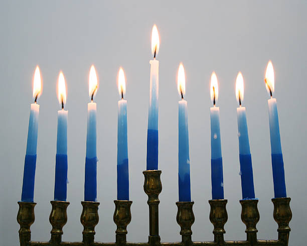 menorá en gris - hanukkah menorah candle blue fotografías e imágenes de stock