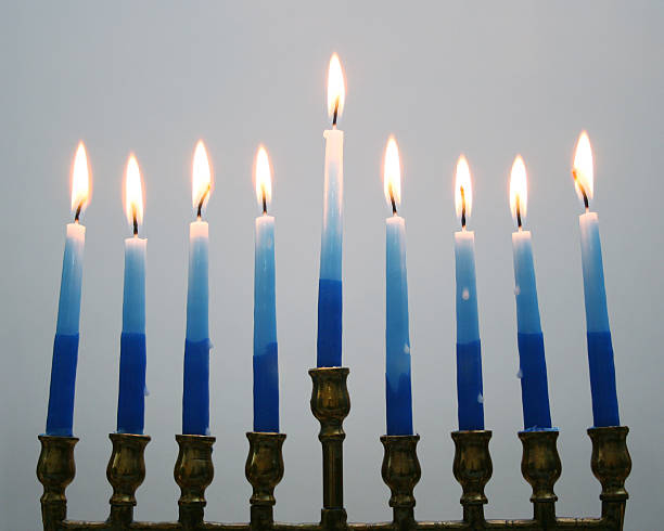 メノラーにグレイ - hanukkah menorah candle blue ストックフォトと画像