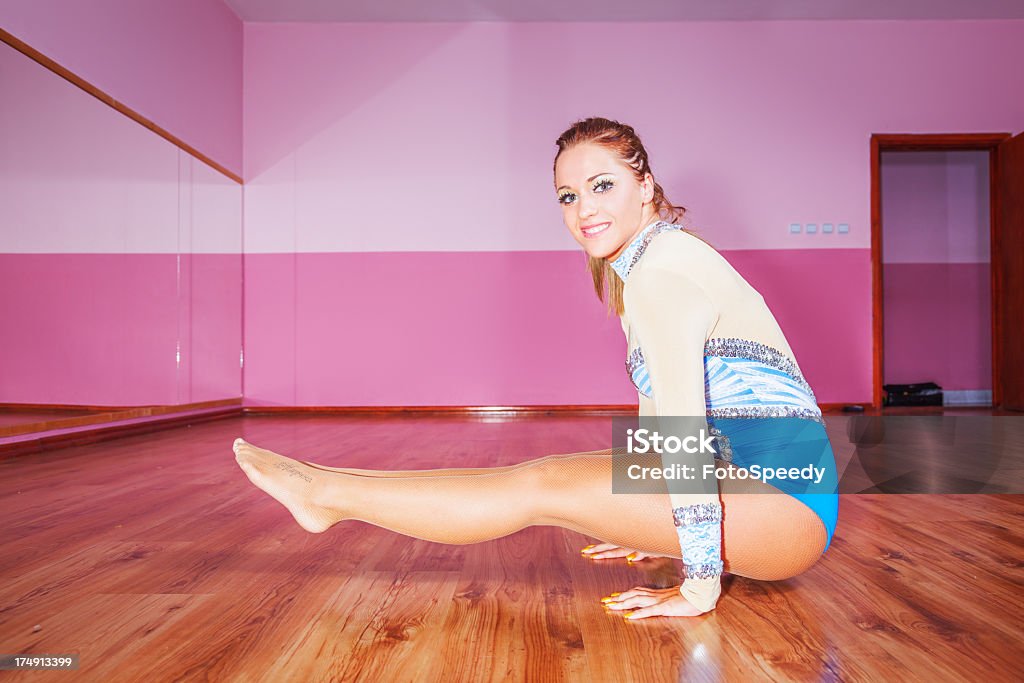 Ejercicios de gimnasio - Foto de stock de Actividad libre de derechos