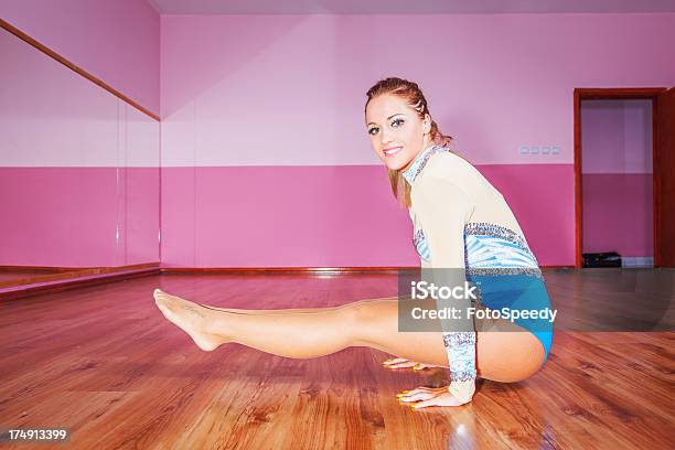 Ejercicios De Gimnasio Foto de stock y más banco de imágenes de Actividad - Actividad, Adulto, Aeróbic