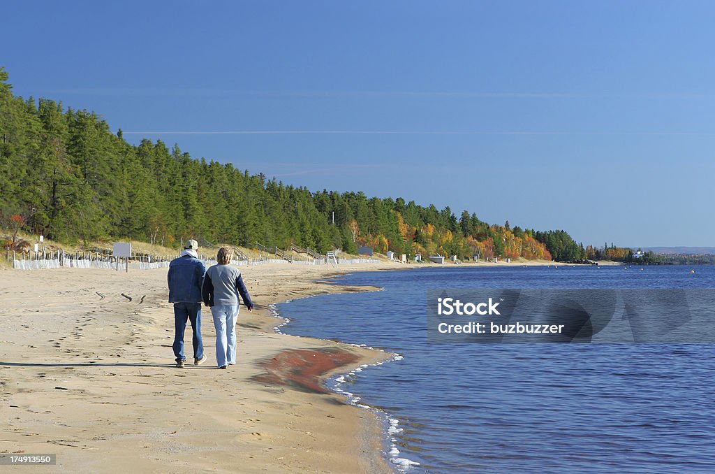 Passeio romântico na praia - Royalty-free Casal Foto de stock