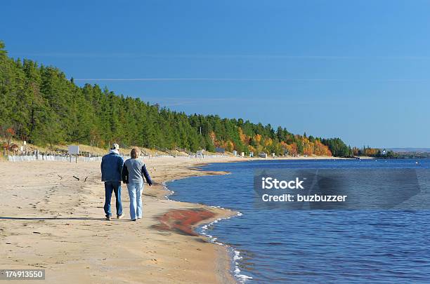 Passeio Romântico Na Praia - Fotografias de stock e mais imagens de Casal - Casal, Andar, Ao Ar Livre