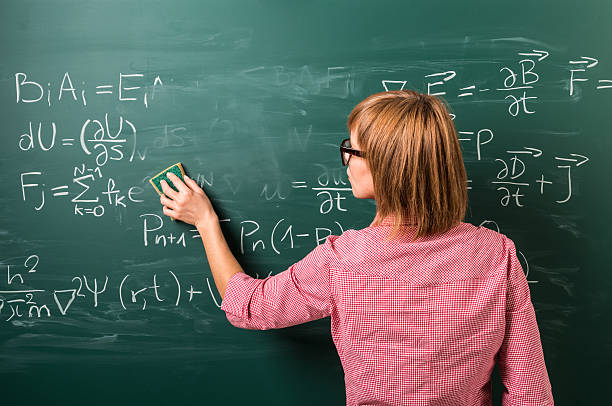 kobieta usunięcie, która wygląda jak narysowana kredą, stojąc przed wzór matematyczny - professor adult student chalk drawing formula zdjęcia i obrazy z banku zdjęć