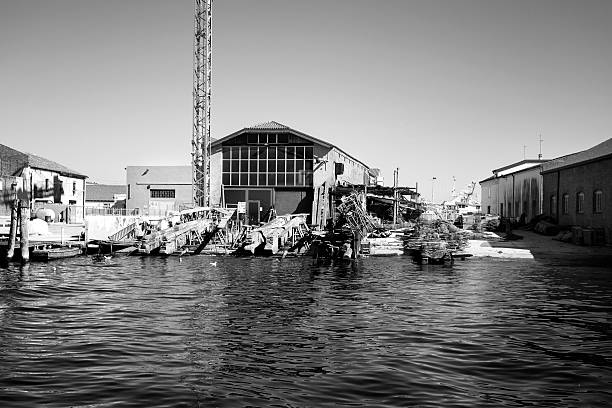 stary dockyard, wharf w przystani chioggia, włochy - ship industrial ship fishing boat europe zdjęcia i obrazy z banku zdjęć
