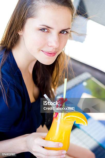 Mujer Joven Con Jugo De Naranja Mirando A La Cámara Foto de stock y más banco de imágenes de Actividades recreativas