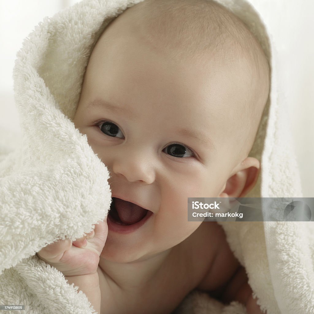 Heureux garçon bébé après le bain - Photo de Bébé libre de droits