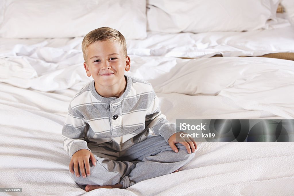 Menino sentado na cama - Foto de stock de 6-7 Anos royalty-free