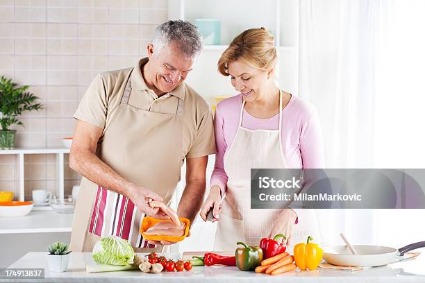 Starsza Para W Kuchni - zdjęcia stockowe i więcej obrazów Gotować - Gotować, Horyzontalny, Starsza para