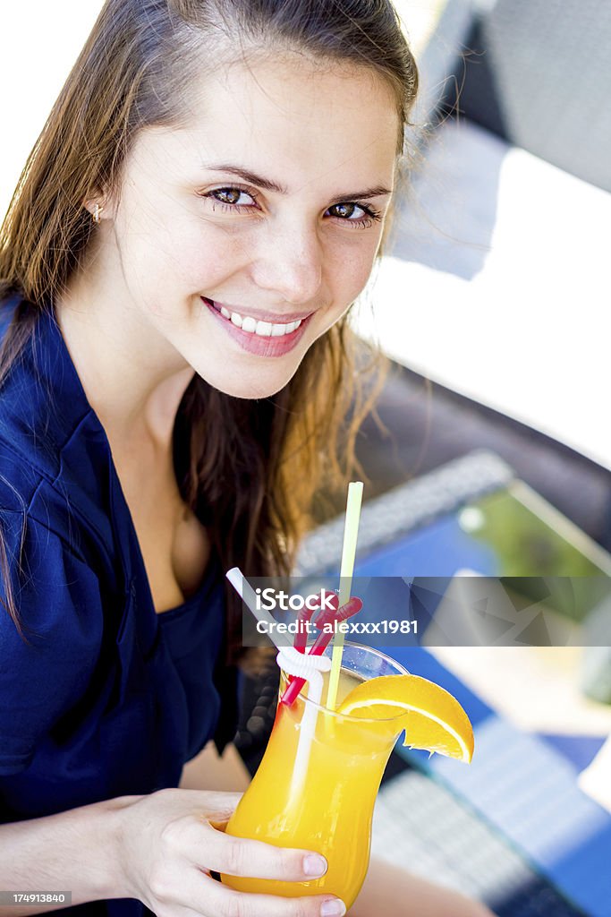 Junge Frau mit orange Saft und Lächeln im Freien - Lizenzfrei Alkoholfreies Getränk Stock-Foto