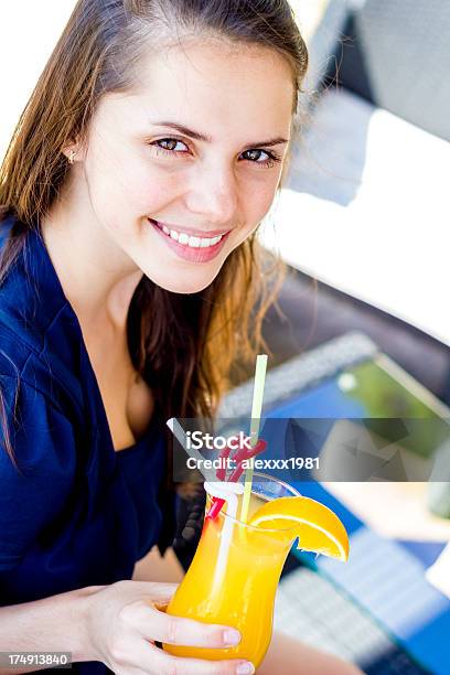 Junge Frau Mit Orange Saft Und Lächeln Im Freien Stockfoto und mehr Bilder von Alkoholfreies Getränk - Alkoholfreies Getränk, Aperitif, Blick in die Kamera