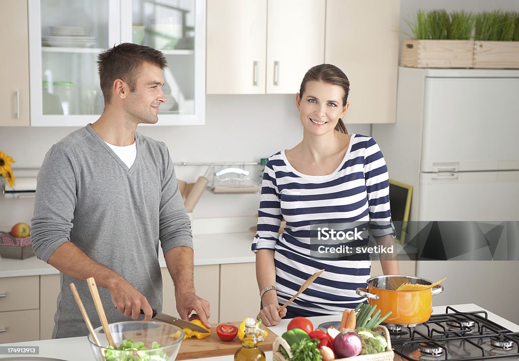 Jovem casal na cozinha. - Foto de stock de 30 Anos royalty-free