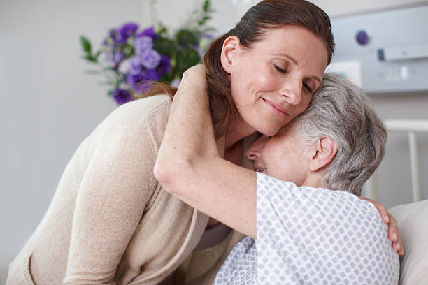 jestem miło - senior adult family hospital visit zdjęcia i obrazy z banku zdjęć