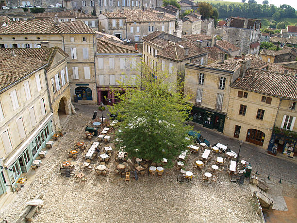 Outdoor restaurant ready for lunch Square in St.Emilion Gironde, Aquitaine, France saint emilion photos stock pictures, royalty-free photos & images