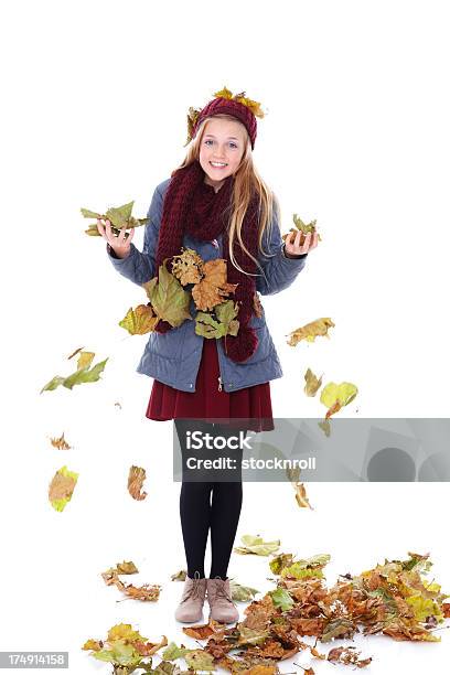 귀여운 소녀만 게임하기 가을 낙엽 14-15 살에 대한 스톡 사진 및 기타 이미지 - 14-15 살, 가을, 떨어짐