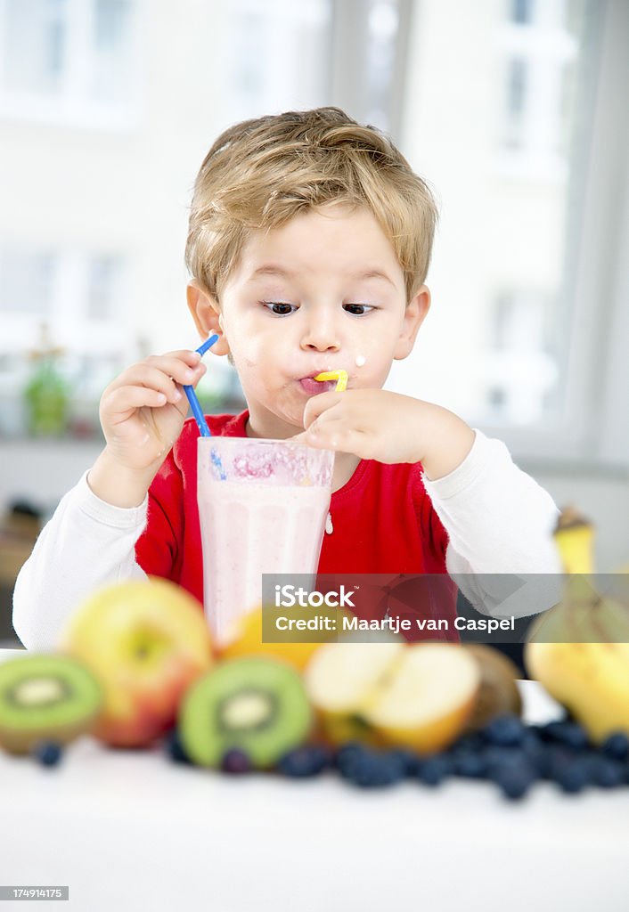 Toddler godendo Milkshake di frutta Frullato alla frutta - Foto stock royalty-free di Frullato alla frutta