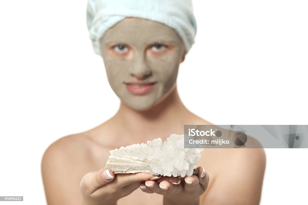 Mulher segurando um pedaço de cristais de sal - Foto de stock de Adulto royalty-free