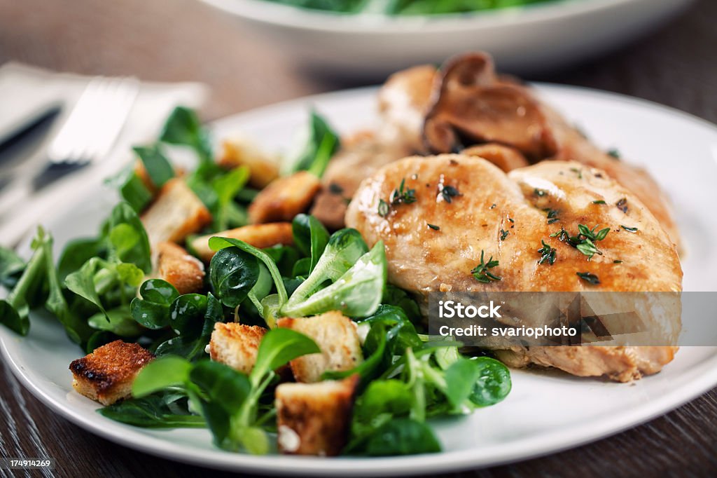 Petto di pollo alla griglia con insalata - Foto stock royalty-free di Alimentazione sana