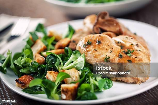 Petto Di Pollo Alla Griglia Con Insalata - Fotografie stock e altre immagini di Alimentazione sana - Alimentazione sana, Alla griglia, Ambientazione interna