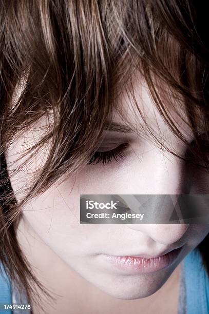Closeup Stockfoto und mehr Bilder von Besorgt - Besorgt, Blick nach unten, Braunes Haar