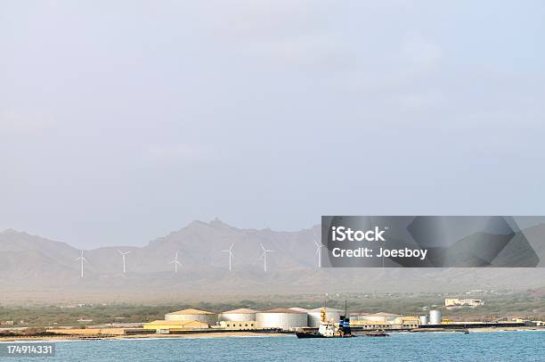 Capo Verde Energia Eolica E Il Relitto Di Nave - Fotografie stock e altre immagini di Ambientazione esterna - Ambientazione esterna, Attrezzatura industriale, Catena di montagne