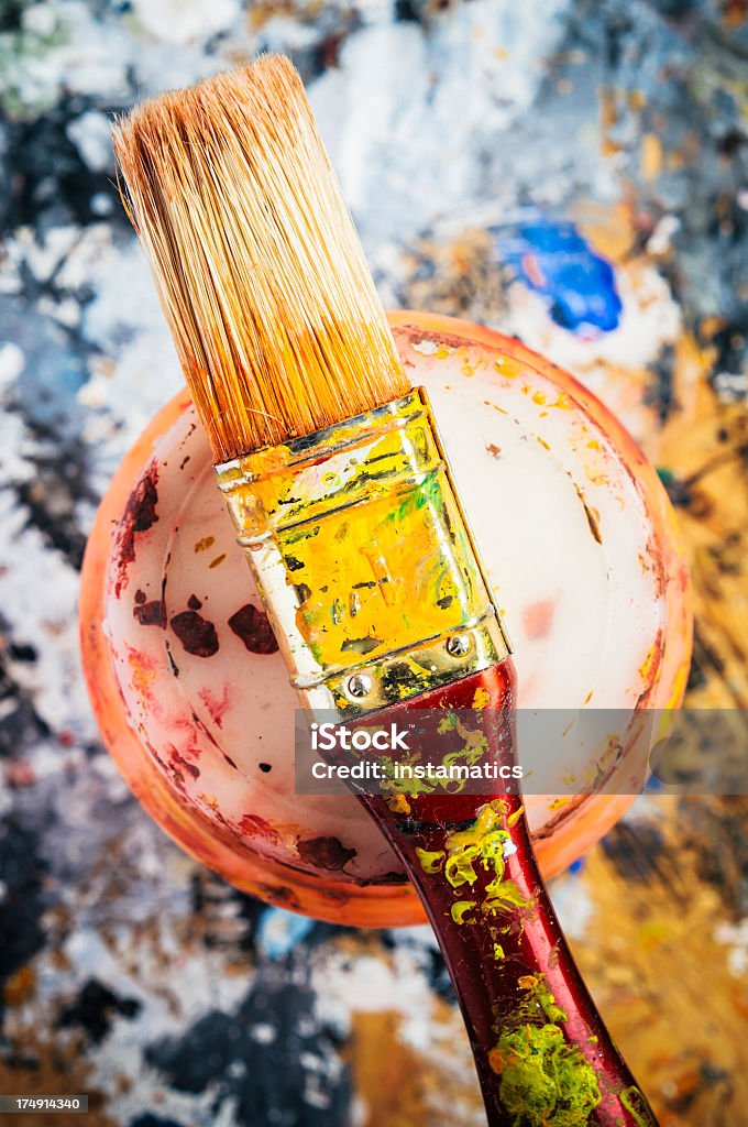 Anziano disteso su un pennello vernice pot - Foto stock royalty-free di Arte