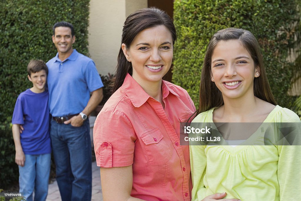 Família feliz junto na frente Quintal - Royalty-free 14-15 Anos Foto de stock