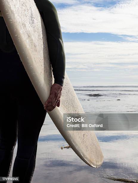 Surfer Stockfoto und mehr Bilder von Blau - Blau, Brandung, Ein Mann allein