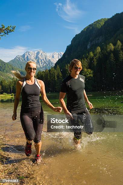 Junges Paar Laufen Am See Stockfoto und mehr Bilder von 20-24 Jahre - 20-24 Jahre, Abenteuer, Aktiver Lebensstil