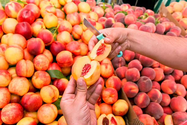 fresche e dolci succosa - nectarine peach red market foto e immagini stock