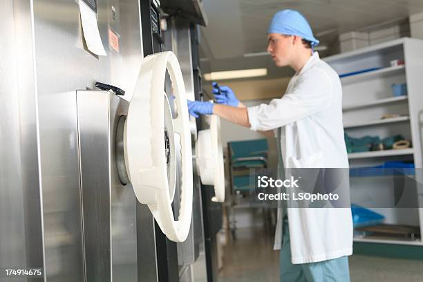 Sterilizer No Hospitalverificar A Hora De Foco Roda - Fotografias de stock e mais imagens de Adulto